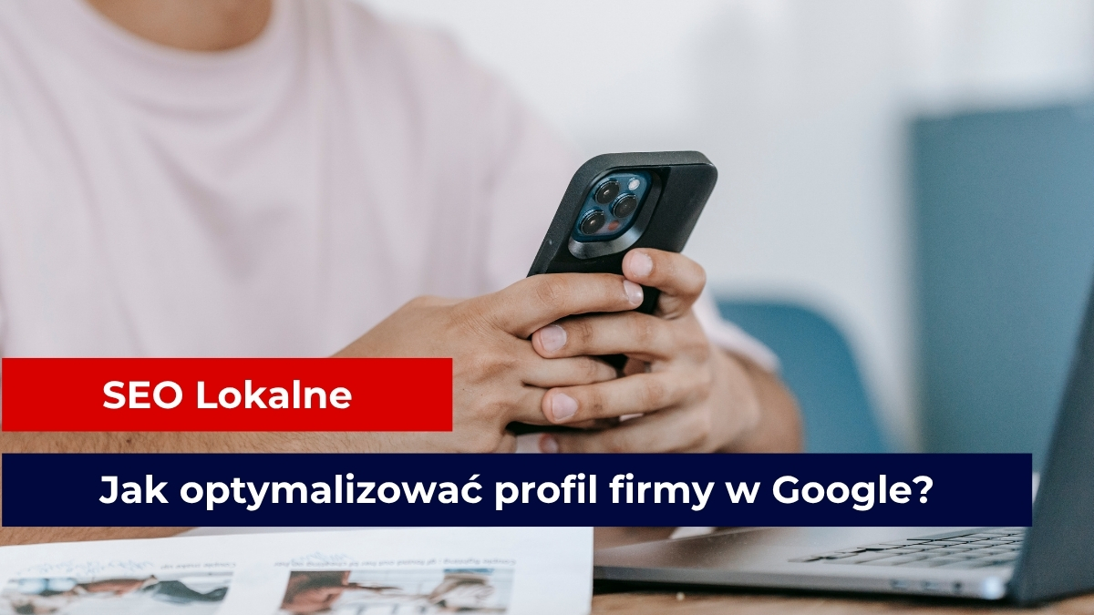 Mężczyzna trzymający w dłoniach smartphone